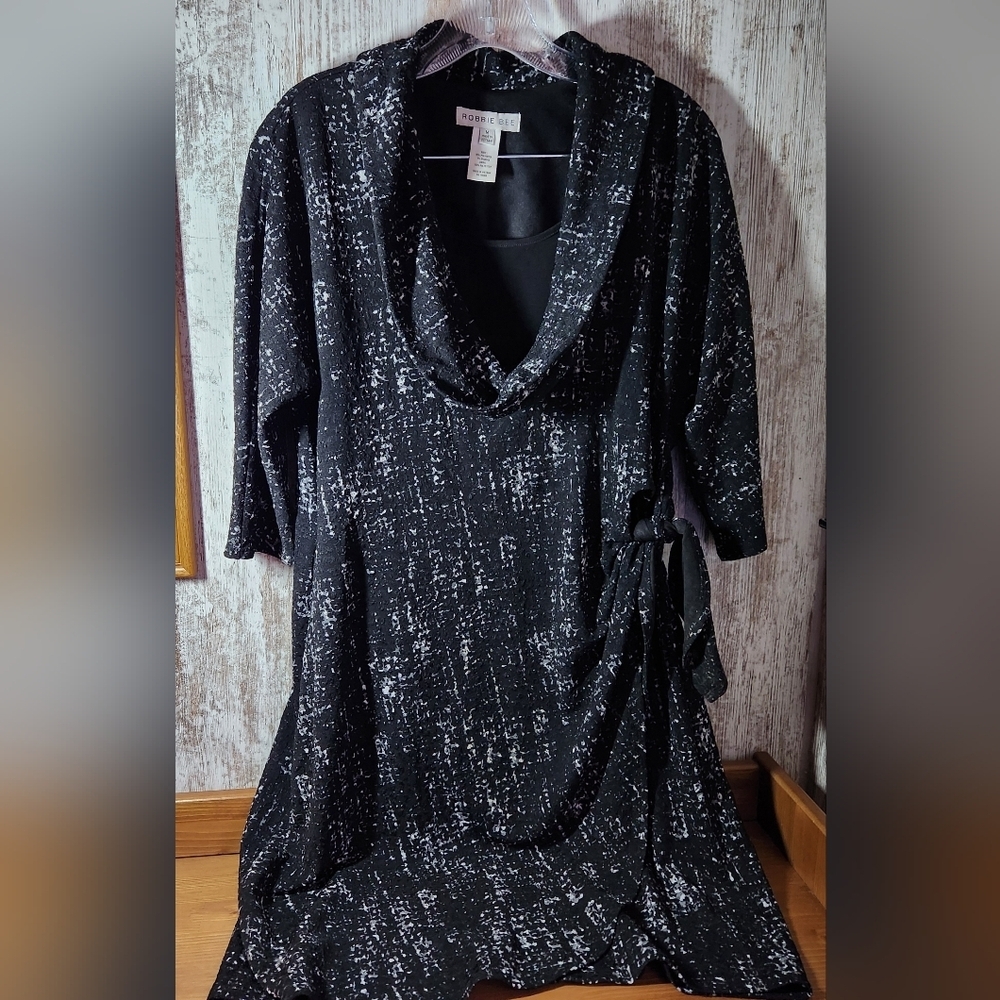 Robbie Bee Black and White Long Sleeve Dress Crowl Neck